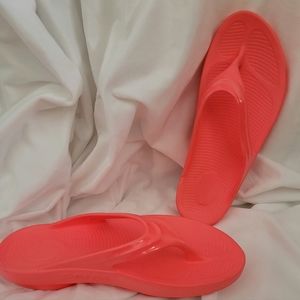 OOFOS FLIP FLOPS (coral)